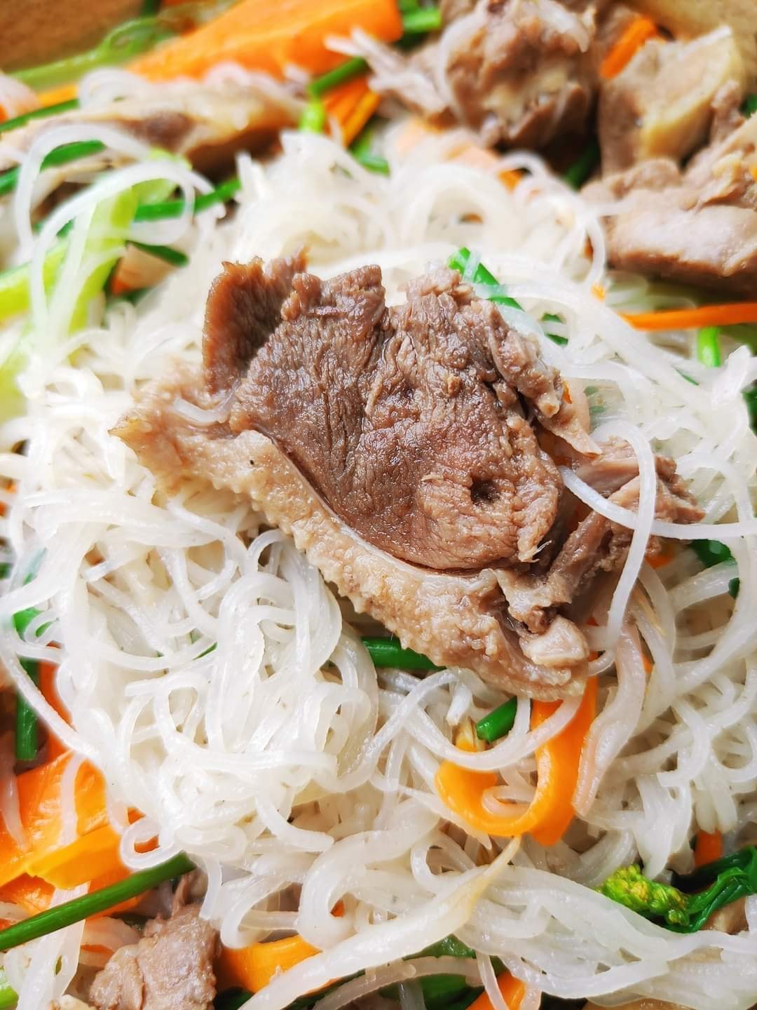 Để sợi hủ tiếu không bị nát dính khi xào, tuyệt đối không cho ngay vào chảo mà phải làm bước này - Ảnh 3.