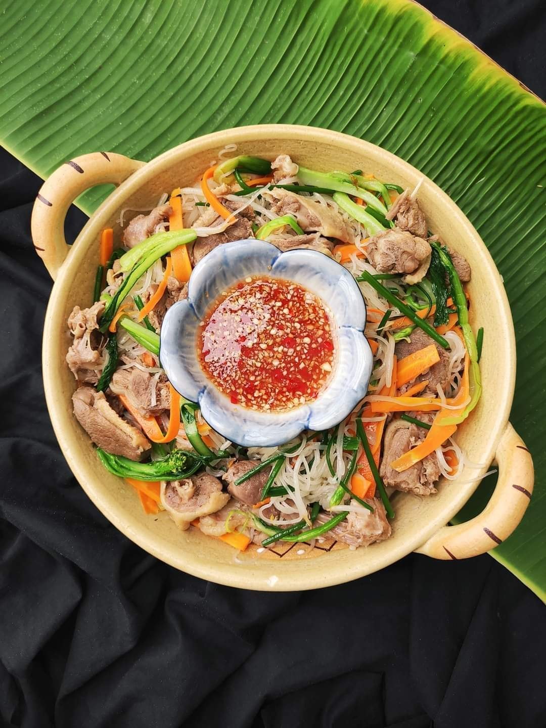 Để sợi hủ tiếu không bị nát dính khi xào, tuyệt đối không cho ngay vào chảo mà phải làm bước này - Ảnh 1.