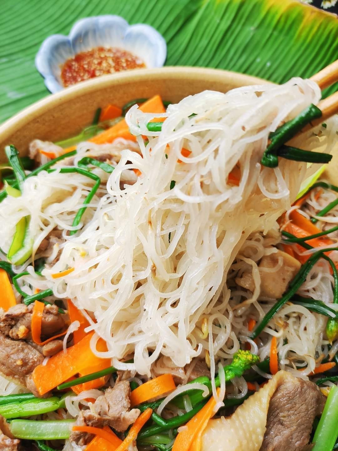 Để sợi hủ tiếu không bị nát dính khi xào, tuyệt đối không cho ngay vào chảo mà phải làm bước này - Ảnh 4.