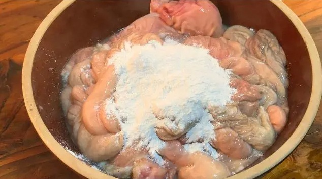 Rửa lòng già dùng 2 loại bột nhà nào cũng có, 5 phút là sạch ngay, mùi hôi hết hẳn - Ảnh 2.