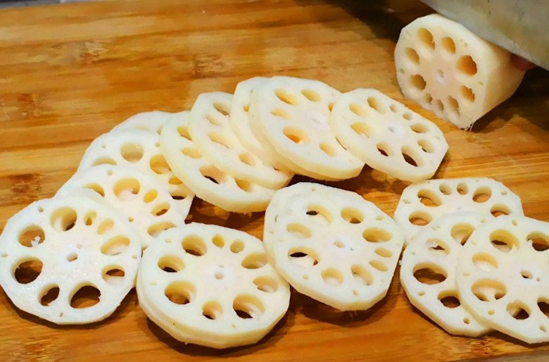 Xào củ sen toàn bị thâm đen, nhớ chiêu này miếng nào cũng ngon bùi, trắng như ngọc - Ảnh 2. Xào củ sen toàn bị thâm đen, nhớ chiêu này miếng nào cũng ngon bùi, trắng như ngọc - Ảnh 2.