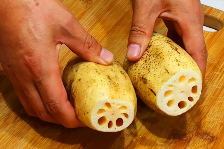 Xào củ sen toàn bị thâm đen, nhớ chiêu này miếng nào cũng ngon bùi, trắng như ngọc - Ảnh 1. Xào củ sen toàn bị thâm đen, nhớ chiêu này miếng nào cũng ngon bùi, trắng như ngọc - Ảnh 1.