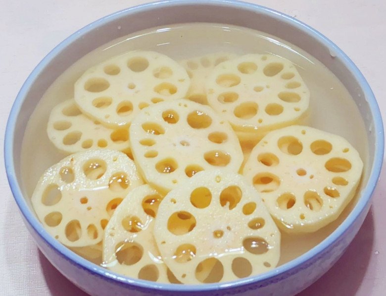 Xào củ sen toàn bị thâm đen, nhớ chiêu này miếng nào cũng ngon bùi, trắng như ngọc - Ảnh 3. Xào củ sen toàn bị thâm đen, nhớ chiêu này miếng nào cũng ngon bùi, trắng như ngọc - Ảnh 3.