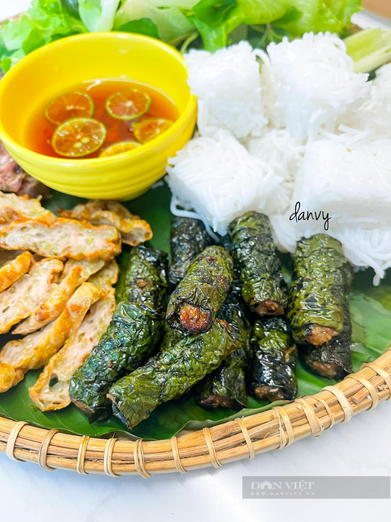 Bí quyết làm chả ốc cuốn lá lốt xanh mướt, không bị khô bằng nồi chiên không dầu - Ảnh 1.