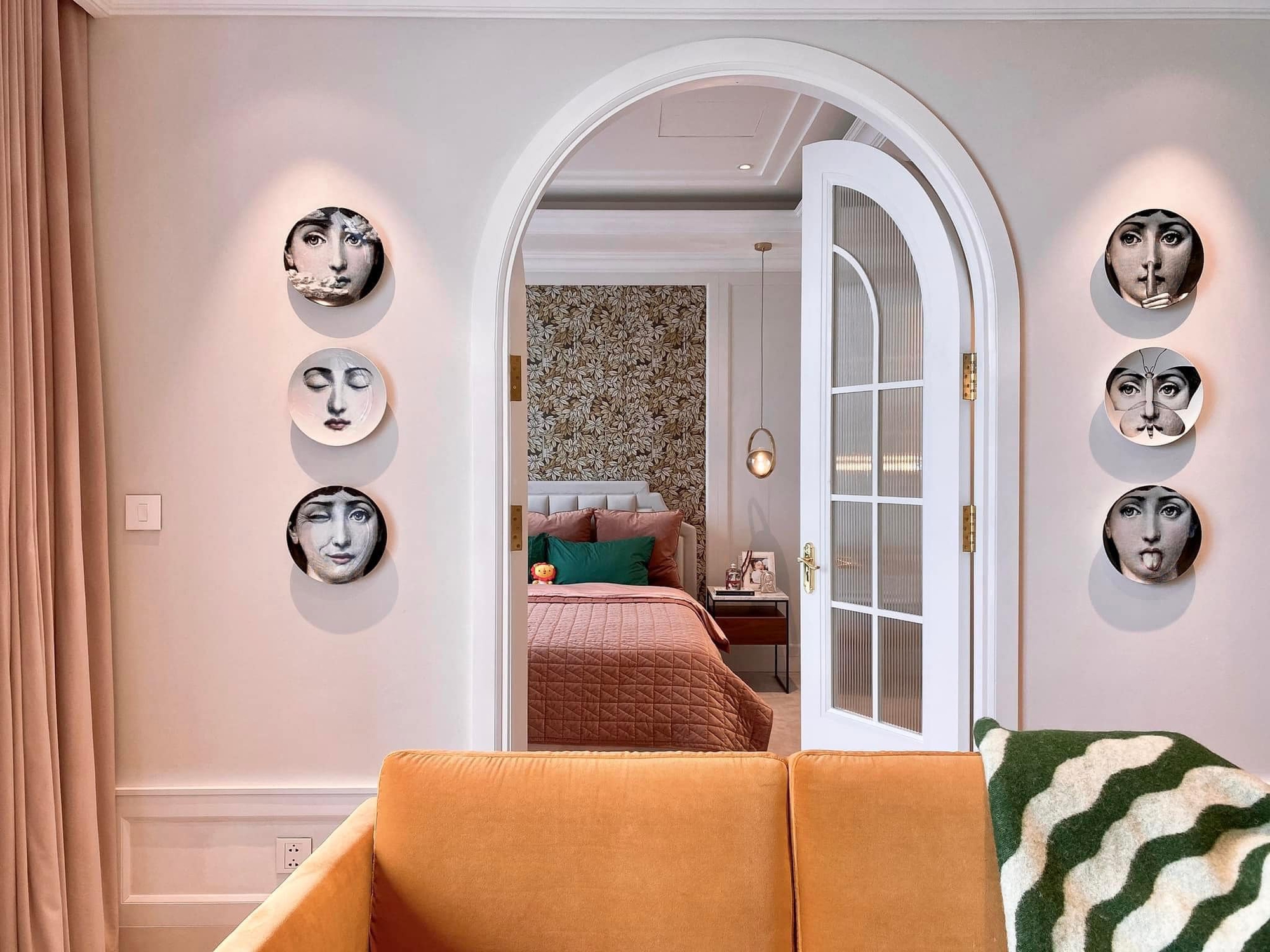 Căn hộ 90m2 theo phong cách bán cổ điển có view Hồ Tây đẹp "mê ly" của mẹ trẻ Hà Thành - Ảnh 4. Nhà đẹp: Căn hộ 90m2 theo phong cách bán cổ điển có view Hồ Tây đẹp "mê ly" của mẹ trẻ Hà Thành - Ảnh 4.