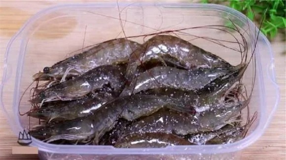 Tôm mua về đừng bỏ ngay vào tủ lạnh: Làm thêm 1 bước, tôm để cả tháng vẫn tươi, thịt chắc ngọt - Ảnh 1. Tôm mua về đừng bỏ ngay vào tủ lạnh: Làm thêm 1 bước, tôm để cả tháng vẫn tươi, thịt chắc ngọt - Ảnh 1.