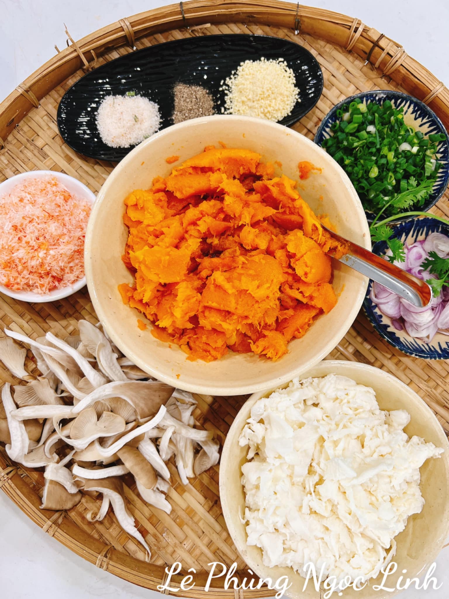Lạ miệng với súp bí đỏ khoai mỳ thơm ngon - Ảnh 2. Lạ miệng với súp bí đỏ khoai mỳ thơm ngon - Ảnh 2.