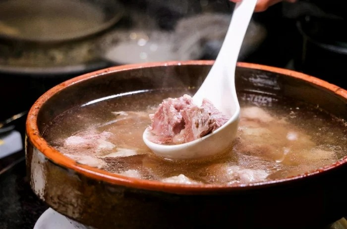 Mẹo xử lý nước hầm xương bị đục đơn giản mà cực hiệu quả, nhiều chị em chưa biết - Ảnh 2. Mẹo xử lý nước hầm xương bị đục đơn giản mà cực hiệu quả, nhiều chị em chưa biết - Ảnh 2.