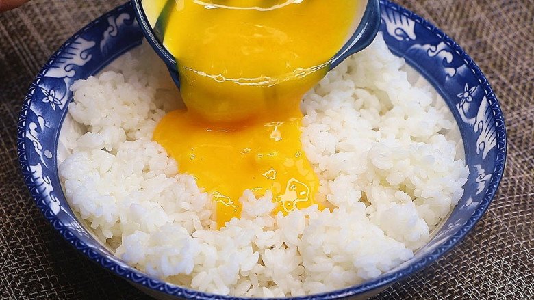 Làm cơm rang trứng, vì sai bước này trứng không bám vào cơm, không lên màu vàng đẹp - Ảnh 3. Làm cơm rang trứng, vì sai bước này trứng không bám vào cơm, không lên màu vàng đẹp - Ảnh 3.