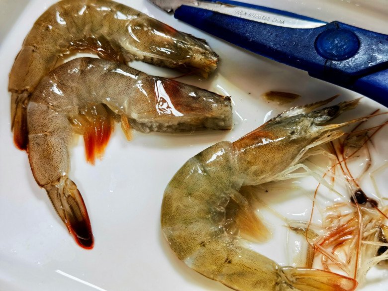 Rang tôm, cho thêm thứ này vừa lên màu đỏ đẹp lại hết mùi tanh - Ảnh 2.