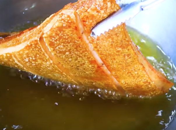 Làm thịt heo quay giòn bì phải ướp với 2 gia vị này: Từng miếng vàng ươm, giòn tan - Ảnh 9.