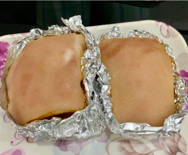 Làm thịt heo quay giòn bì phải ướp với 2 gia vị này: Từng miếng vàng ươm, giòn tan - Ảnh 5.