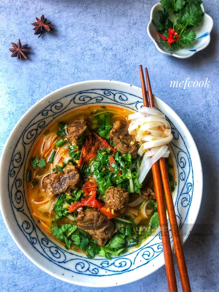 Nấu phở bò sốt vang nhớ thêm gia vị này để thịt mềm thơm ngon - Ảnh 4.