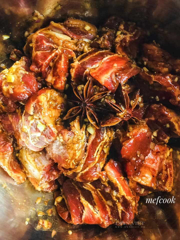 Nấu phở bò sốt vang nhớ thêm gia vị này để thịt mềm thơm ngon - Ảnh 2.