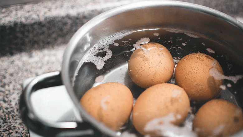 Luộc trứng, đừng chỉ cho vào nước, thêm 2 thứ nữa trứng vừa thơm ngon lại dễ bóc vỏ - Ảnh 2. Luộc trứng, đừng chỉ cho vào nước, thêm 2 thứ nữa trứng vừa thơm ngon lại dễ bóc vỏ - Ảnh 2.