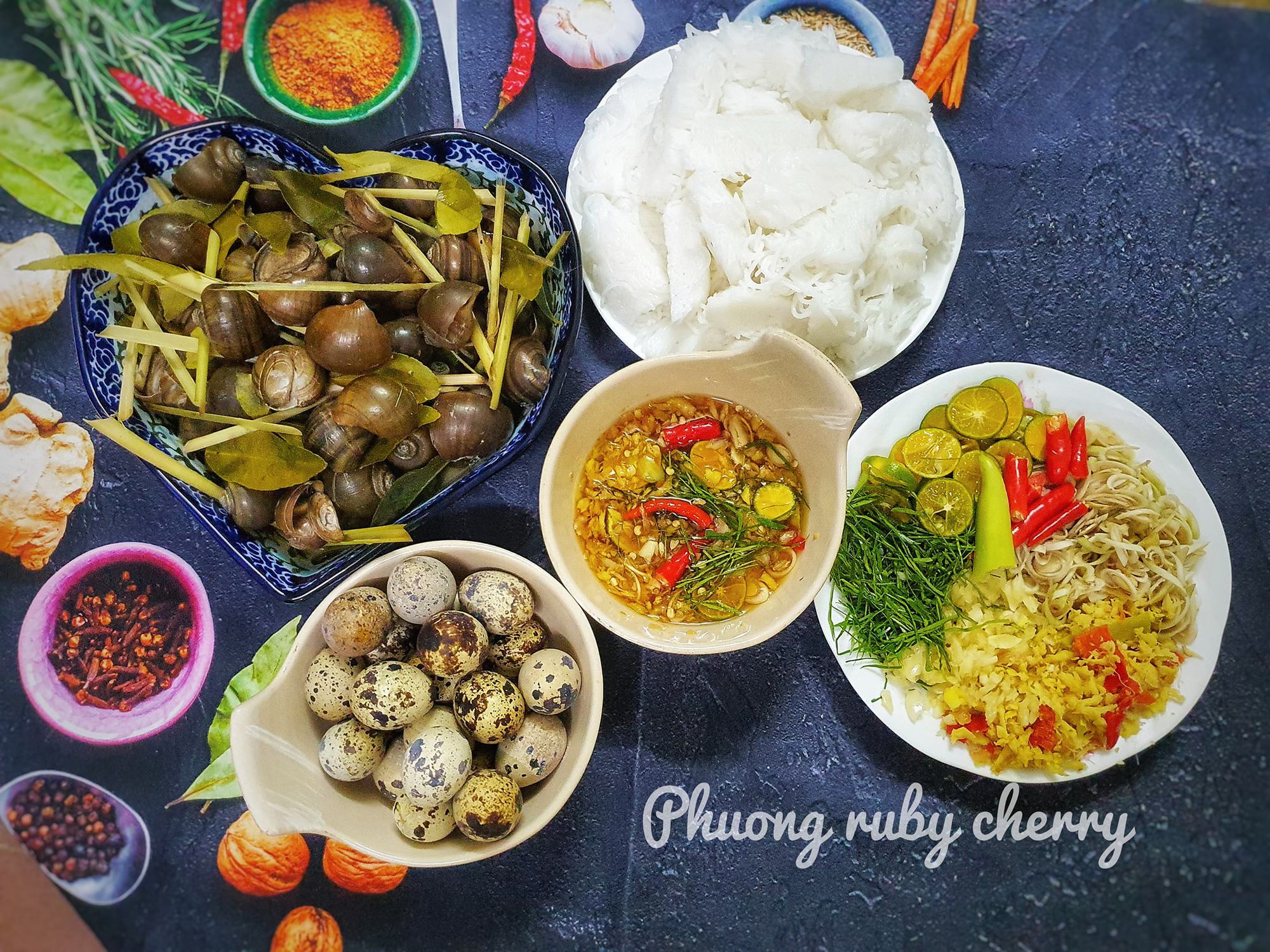 Pha nước chấm ốc luộc nhớ cho thêm loại lá này - Ảnh 1.