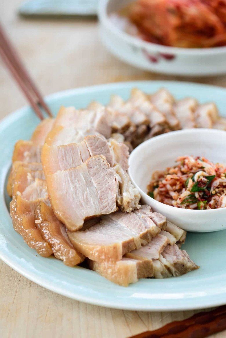 Luộc thịt lợn, thêm thứ này đảm bảo trắng thơm, nhìn là muốn ăn ngay - Ảnh 1.