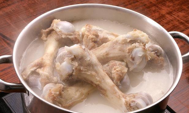 Hầm xương muốn nước canh trắng sữa, thơm phức đừng cho vào nước nấu ngay - Ảnh 1. Hầm xương muốn nước canh trắng sữa, thơm phức đừng cho vào nước nấu ngay - Ảnh 1.