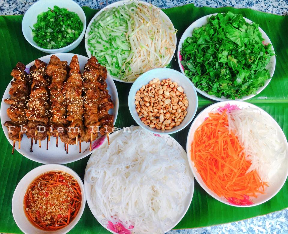 Bí quyết ướp thịt và pha nước chấm cực đỉnh cho món bún thịt nướng - Ảnh 1.