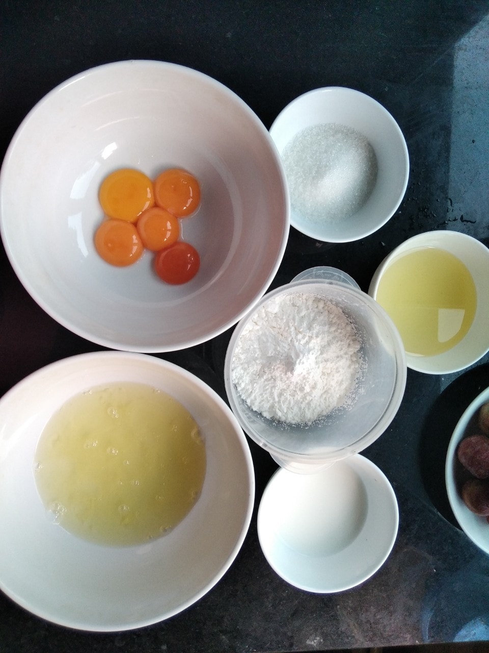 Làm bánh bông lan bằng nồi cơm điện siêu mềm mướt - Ảnh 2.