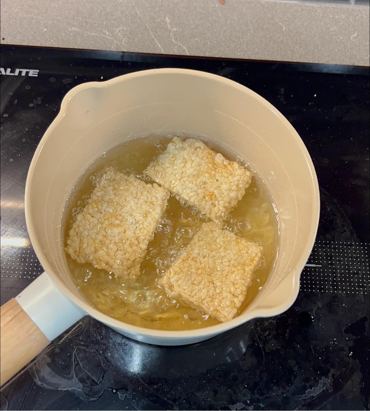 Tự làm cơm cháy chà bông ngon tuyệt tại nhà - Ảnh 5.