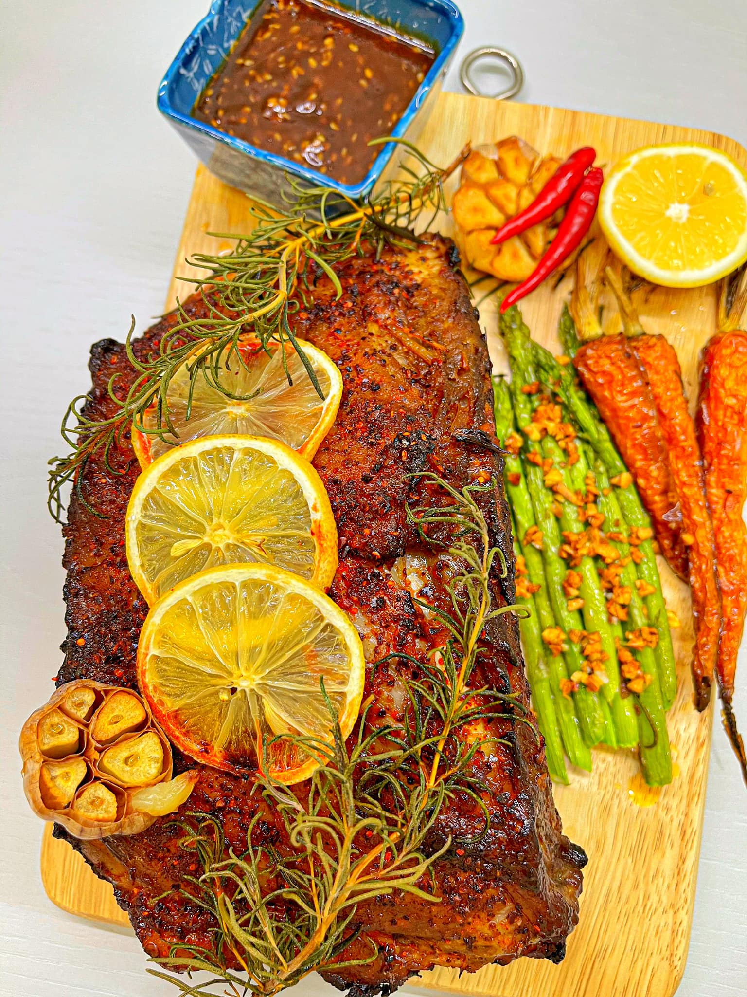 Bí quyết ướp gia vị để sườn nướng tảng dậy mùi thơm bằng nồi chiên không dầu - Ảnh 1.