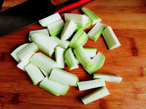 Nấu canh mướp hay bị thâm đen, nhớ thêm 2 bước này, canh vừa ngon ngọt lại xanh mướt - Ảnh 2.