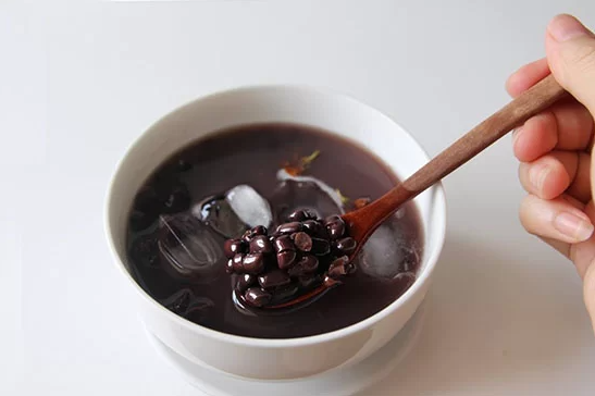 Chè đỗ đen nấu hay bị nát hạt, nhớ cho thêm thìa này hạt nào cũng lành lặn mà mềm ngon - Ảnh 1. Chè đỗ đen nấu hay bị nát hạt, nhớ cho thêm thìa này hạt nào cũng lành lặn mà mềm ngon - Ảnh 1.