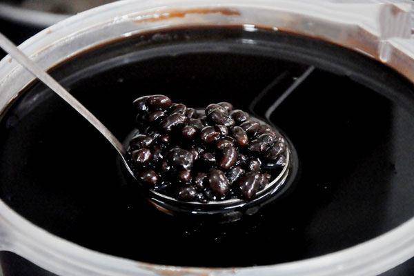 Chè đỗ đen nấu hay bị nát hạt, nhớ cho thêm thìa này hạt nào cũng lành lặn mà mềm ngon - Ảnh 3. Chè đỗ đen nấu hay bị nát hạt, nhớ cho thêm thìa này hạt nào cũng lành lặn mà mềm ngon - Ảnh 3.