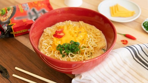 Nấu mì tôm thêm nguyên liệu này, vừa ngon vừa lạ, ăn một lần mê luôn - Ảnh 1. Nấu mì tôm thêm nguyên liệu này, vừa ngon vừa lạ, ăn một lần mê luôn - Ảnh 1.