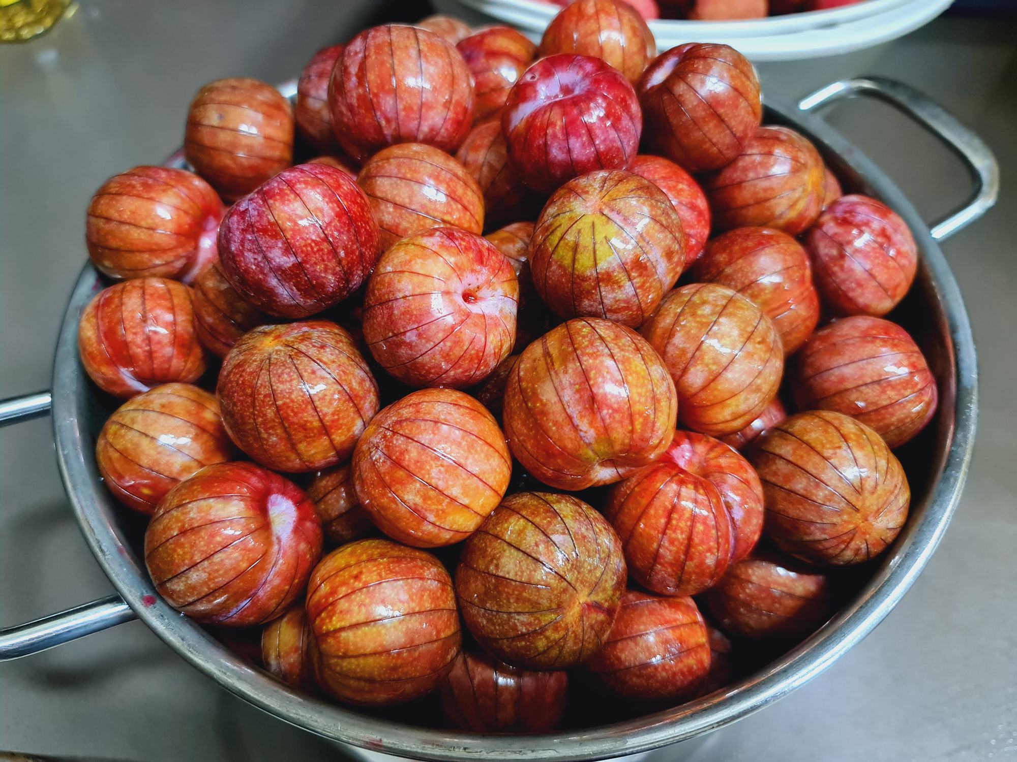 Đang mùa mận, làm ô mai mận xào gừng dẻo thơm không cần nước vôi trong - Ảnh 2. Đang mùa mận, làm ô mai mận xào gừng dẻo thơm không cần nước vôi trong - Ảnh 2.