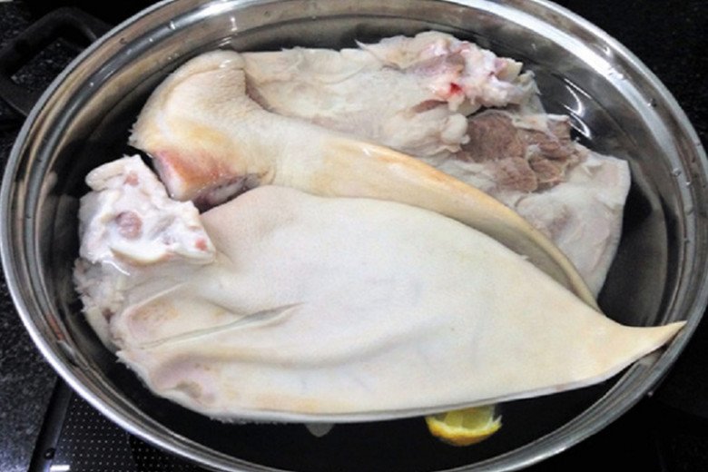 Luộc tai lợn xong hay bị thâm xỉn, nhớ cho thêm thứ này tai trắng tinh lại giòn - Ảnh 3.