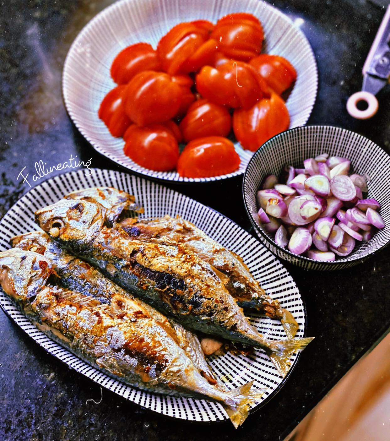 Khử tanh cá biển trước khi kho bằng thứ quen thuộc này - Ảnh 2.