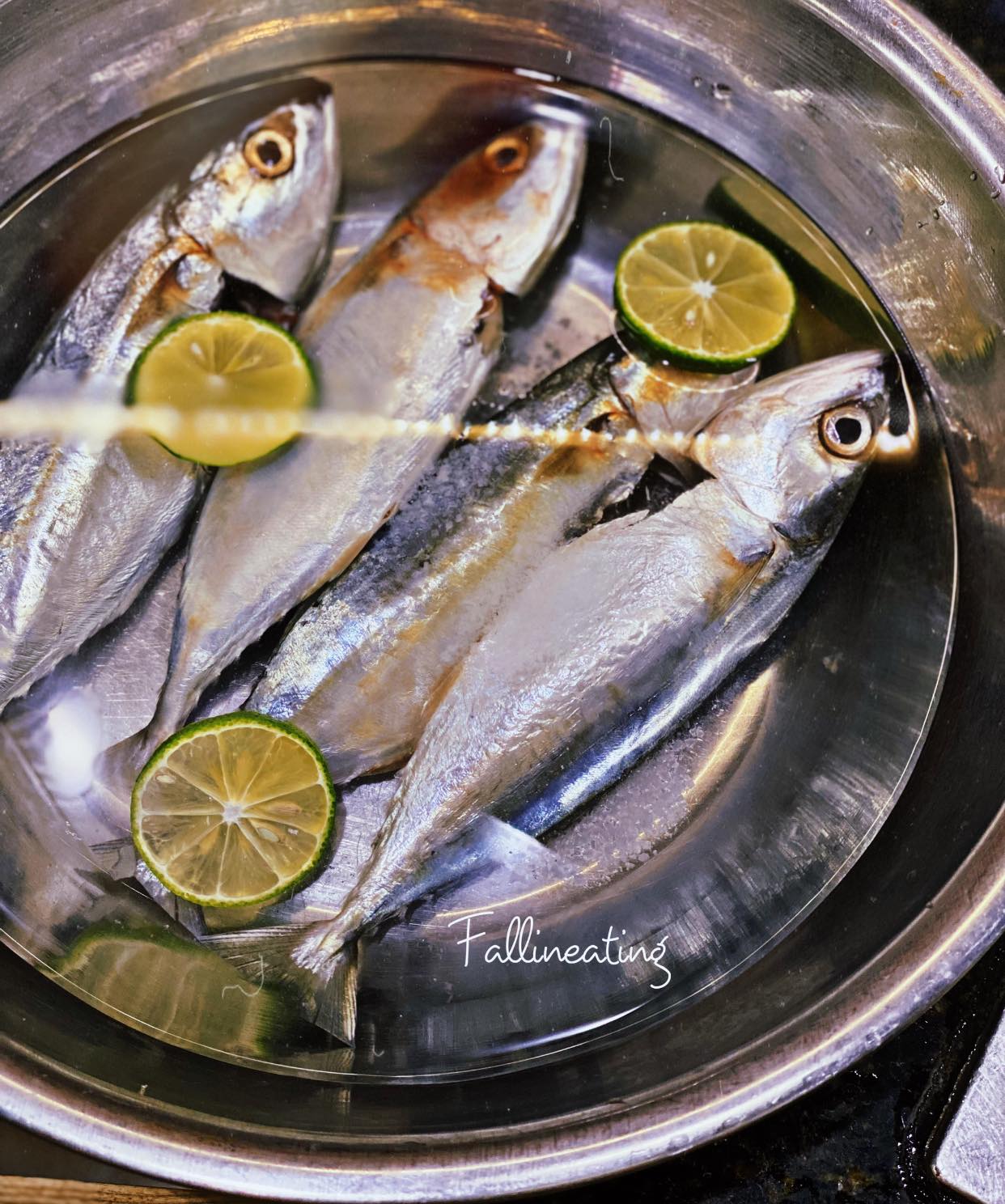 Khử tanh cá biển trước khi kho bằng thứ quen thuộc này - Ảnh 1.