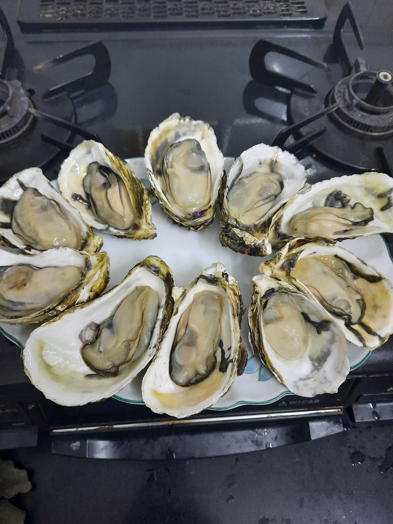 Mách bạn cách tách vỏ hàu vừa nhanh vừa dễ - Ảnh 1.