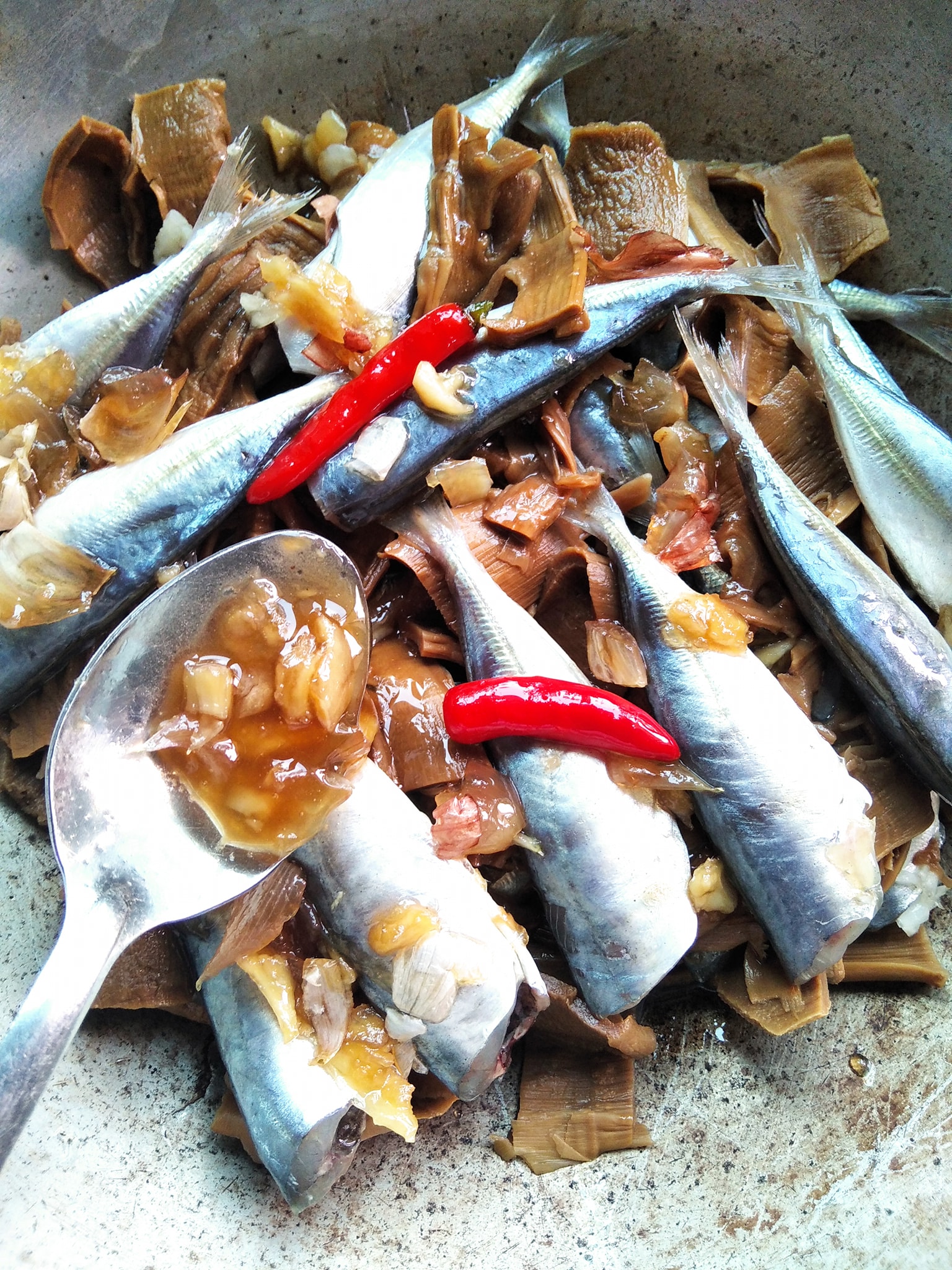 Kho cá biển cho thêm loại "cây non" phơi khô này, cá kho không tanh, ngon thơm, lạ miệng - Ảnh 5.