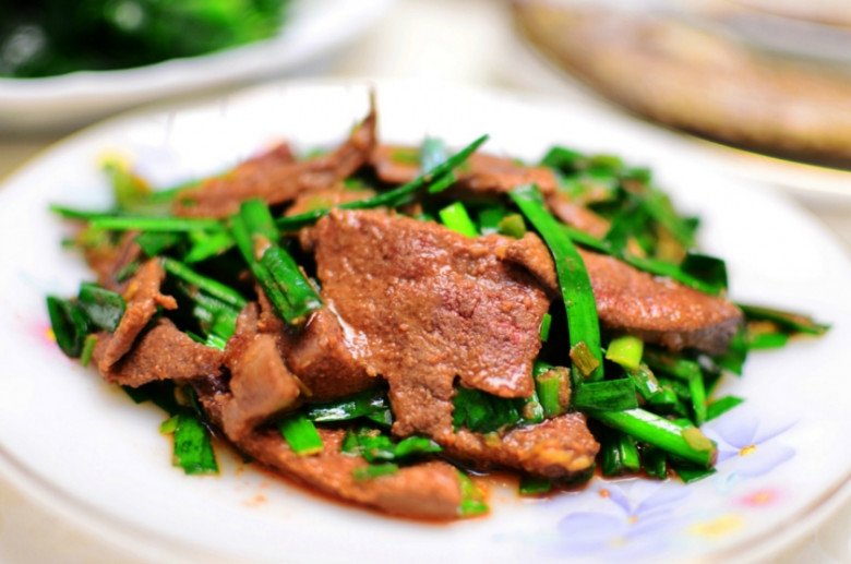 Xào gan lợn hay bị khô và tanh, đầu bếp mách 3 chiêu giúp món ăn thơm ngon hoàn hảo - Ảnh 1.