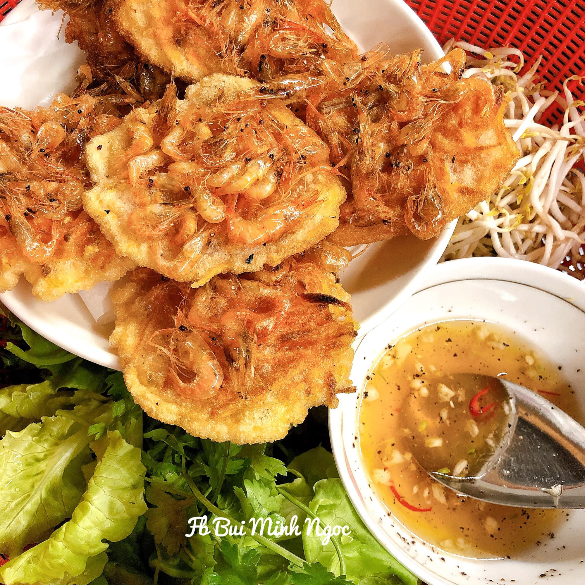 Mách bạn cách pha bột để bánh tôm giòn rụm - Ảnh 1.