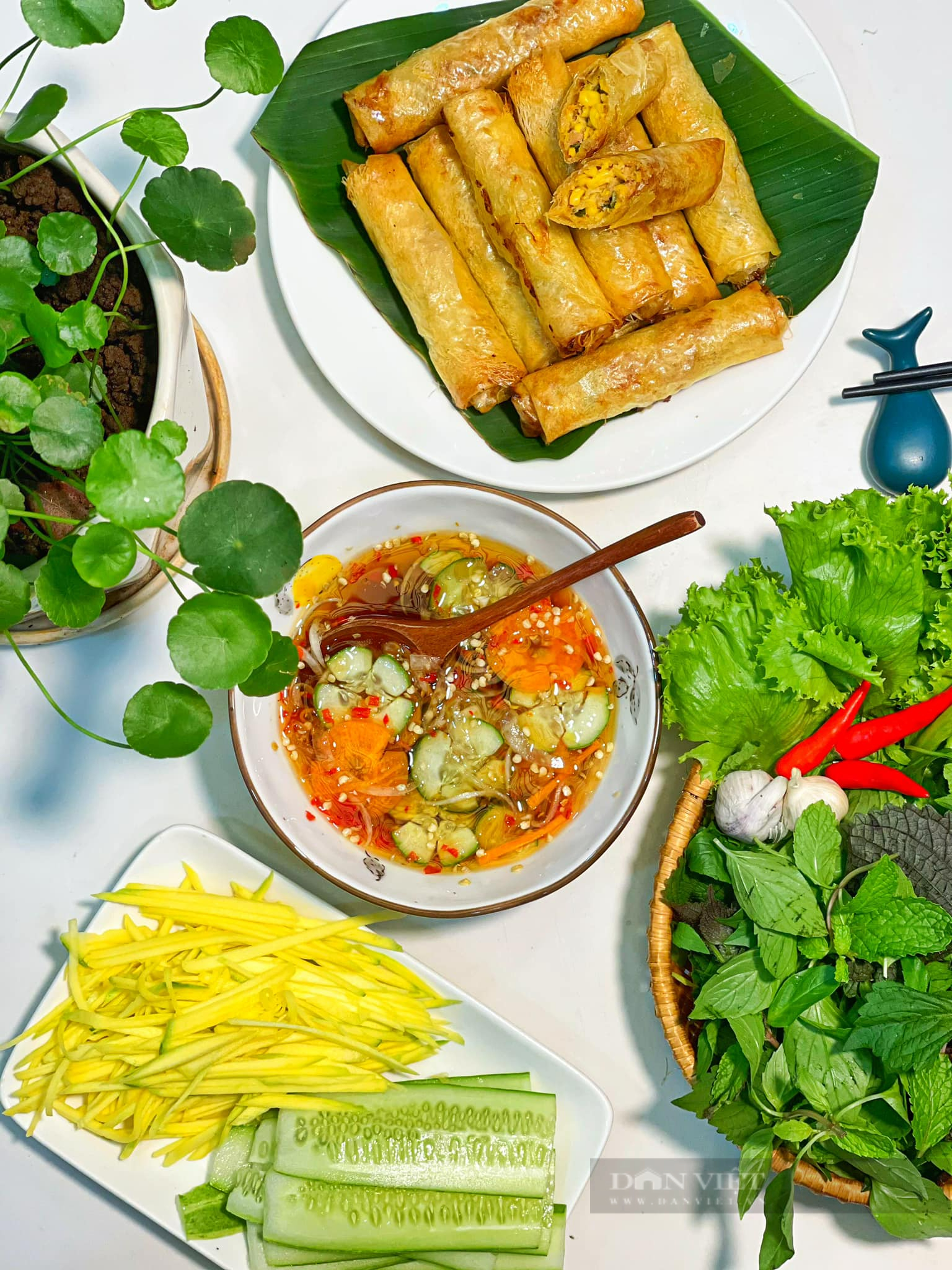 Bí quyết làm chả ram tôm bắp vàng ươm, giòn rụm mà không cần chiên ngập dầu - Ảnh 1.