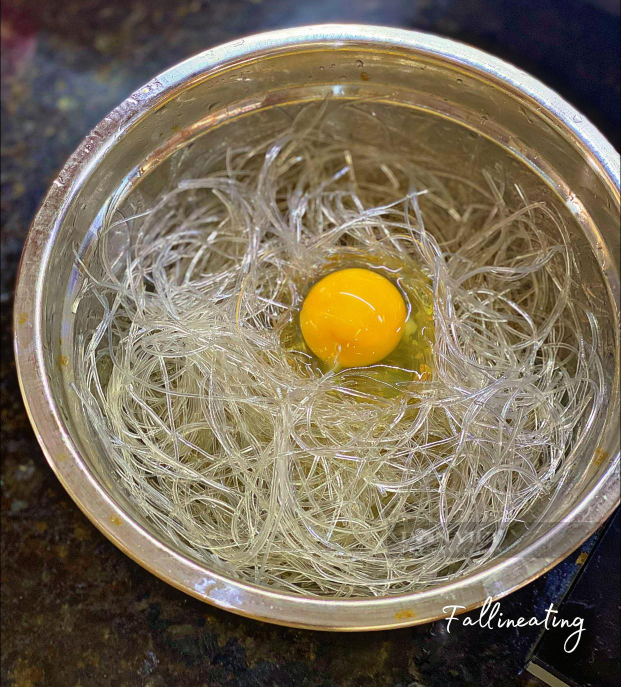 Chỉ cần dùng thứ quen thuộc này, đảm bảo miến xào không bị dính - Ảnh 3.