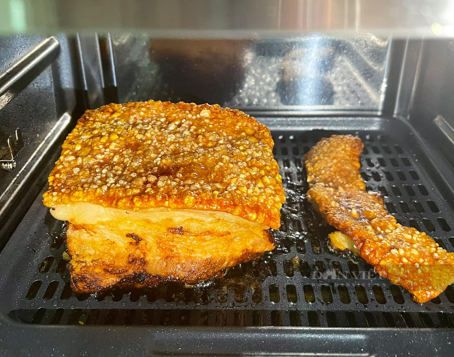 Bí quyết làm thịt quay giòn bì nổ đều, ngon vàng bằng nồi chiên không dầu - Ảnh 2. Bí quyết làm thịt quay giòn bì nổ đều, ngon vàng bằng nồi chiên không dầu - Ảnh 2.
