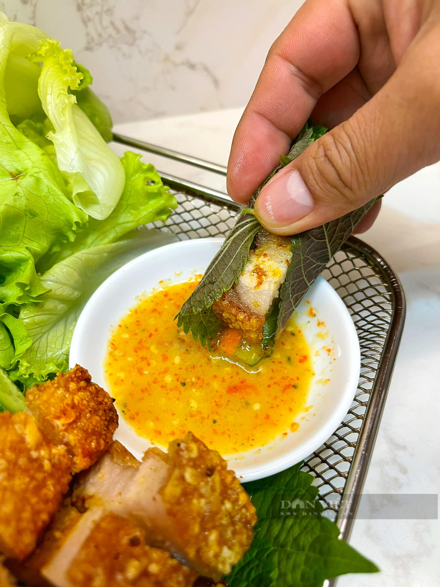 Bí quyết làm thịt quay giòn bì nổ đều, ngon vàng bằng nồi chiên không dầu - Ảnh 6. Bí quyết làm thịt quay giòn bì nổ đều, ngon vàng bằng nồi chiên không dầu - Ảnh 6.