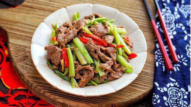 Để thịt bò không bị dai khi xào, ngâm với bia vài phút sẽ mềm ngay lập tức - Ảnh 1.