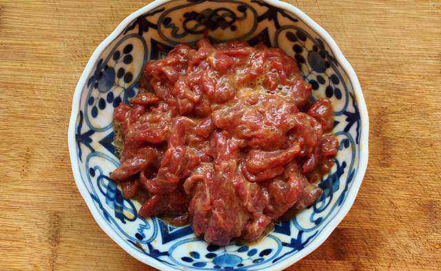 Để thịt bò không bị dai khi xào, ngâm với bia vài phút sẽ mềm ngay lập tức - Ảnh 3.