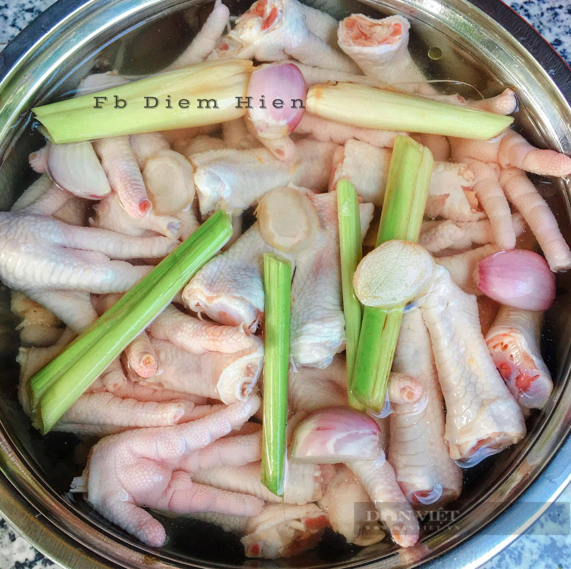 Mách bạn bí quyết làm món chân gà ngâm sả tắc không đắng, giòn ngon - Ảnh 6. Mách bạn bí quyết làm món chân gà ngâm sả tắc không đắng, giòn ngon - Ảnh 6.