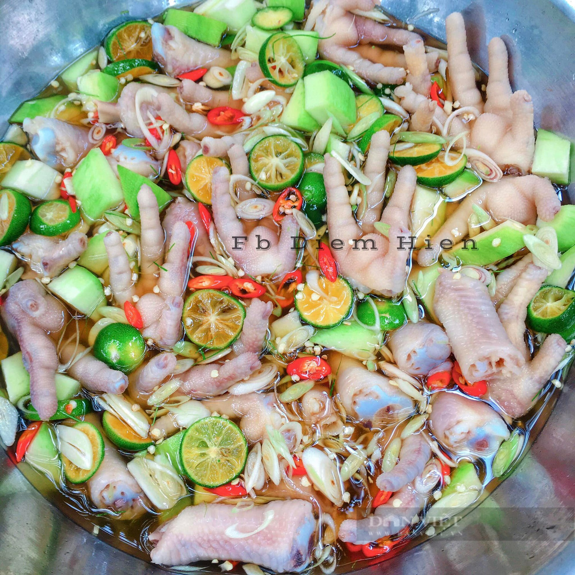 Mách bạn bí quyết làm món chân gà ngâm sả tắc không đắng, giòn ngon - Ảnh 10. Mách bạn bí quyết làm món chân gà ngâm sả tắc không đắng, giòn ngon - Ảnh 10.