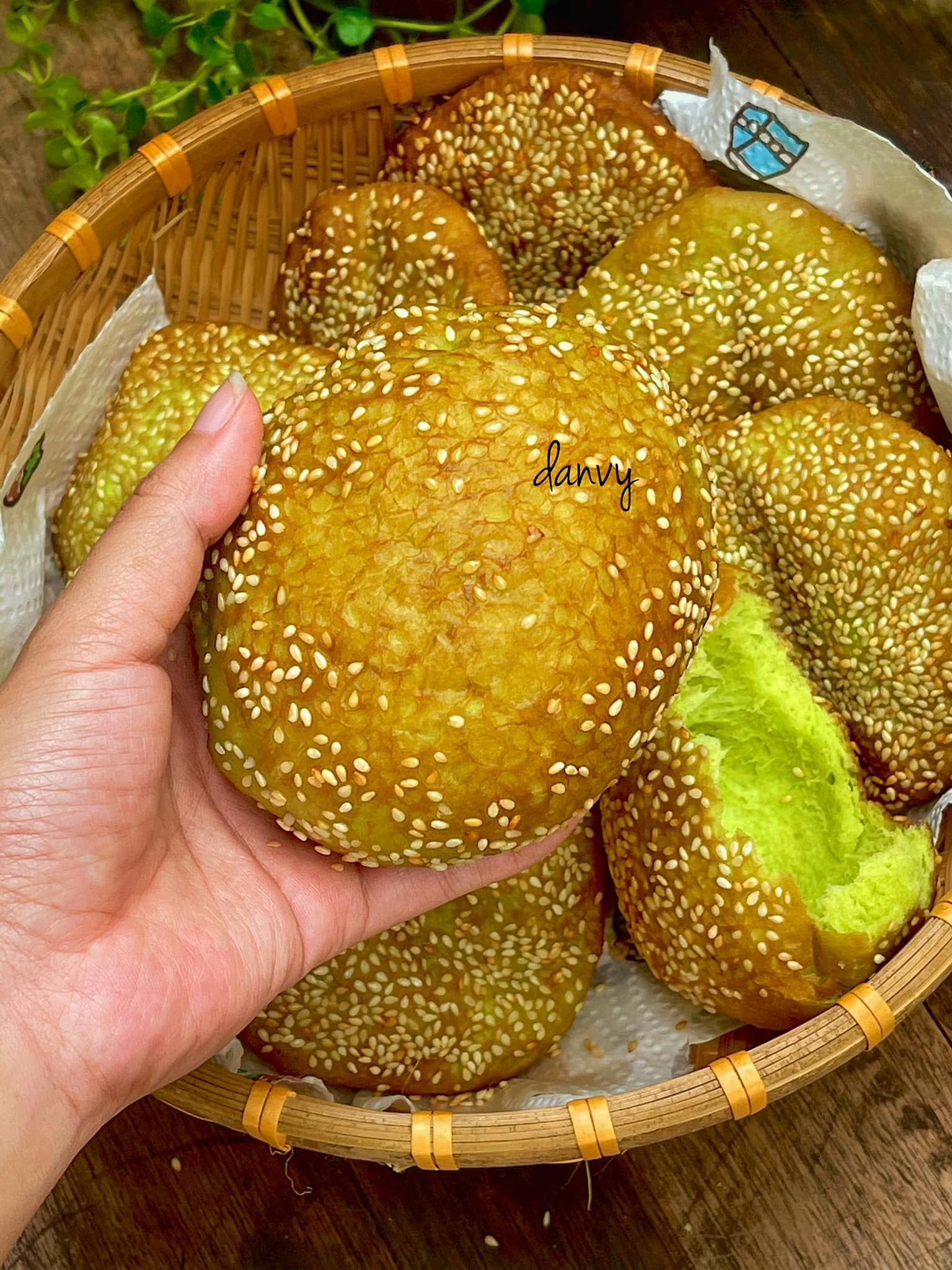 Mách bạn cách làm bánh tiêu vị lá dứa thơm giòn ngon, căng phồng - Ảnh 6. Mách bạn cách làm bánh tiêu vị lá dứa thơm giòn ngon, căng phồng - Ảnh 6.