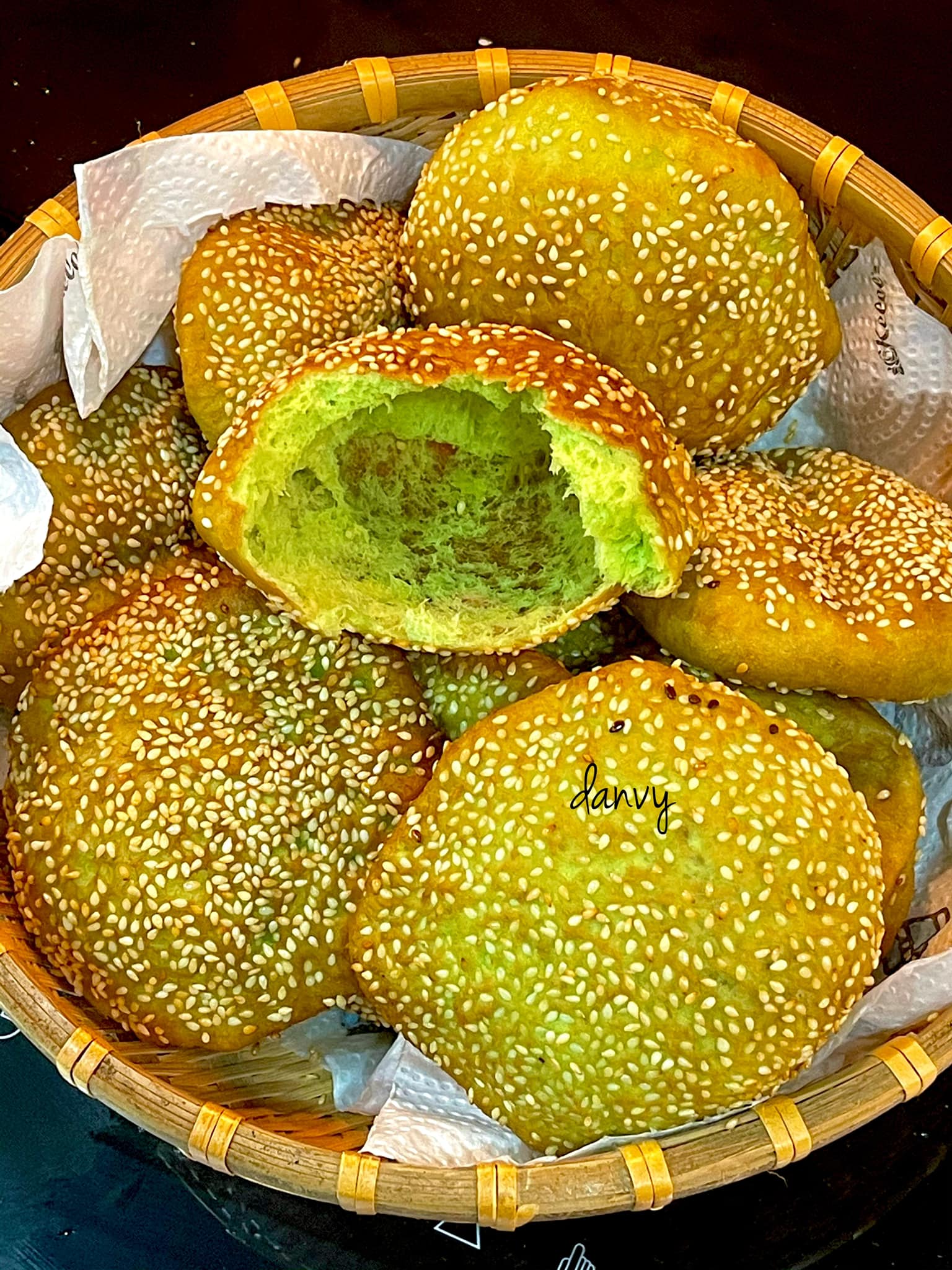 Mách bạn cách làm bánh tiêu vị lá dứa thơm giòn ngon, căng phồng - Ảnh 1. Mách bạn cách làm bánh tiêu vị lá dứa thơm giòn ngon, căng phồng - Ảnh 1.
