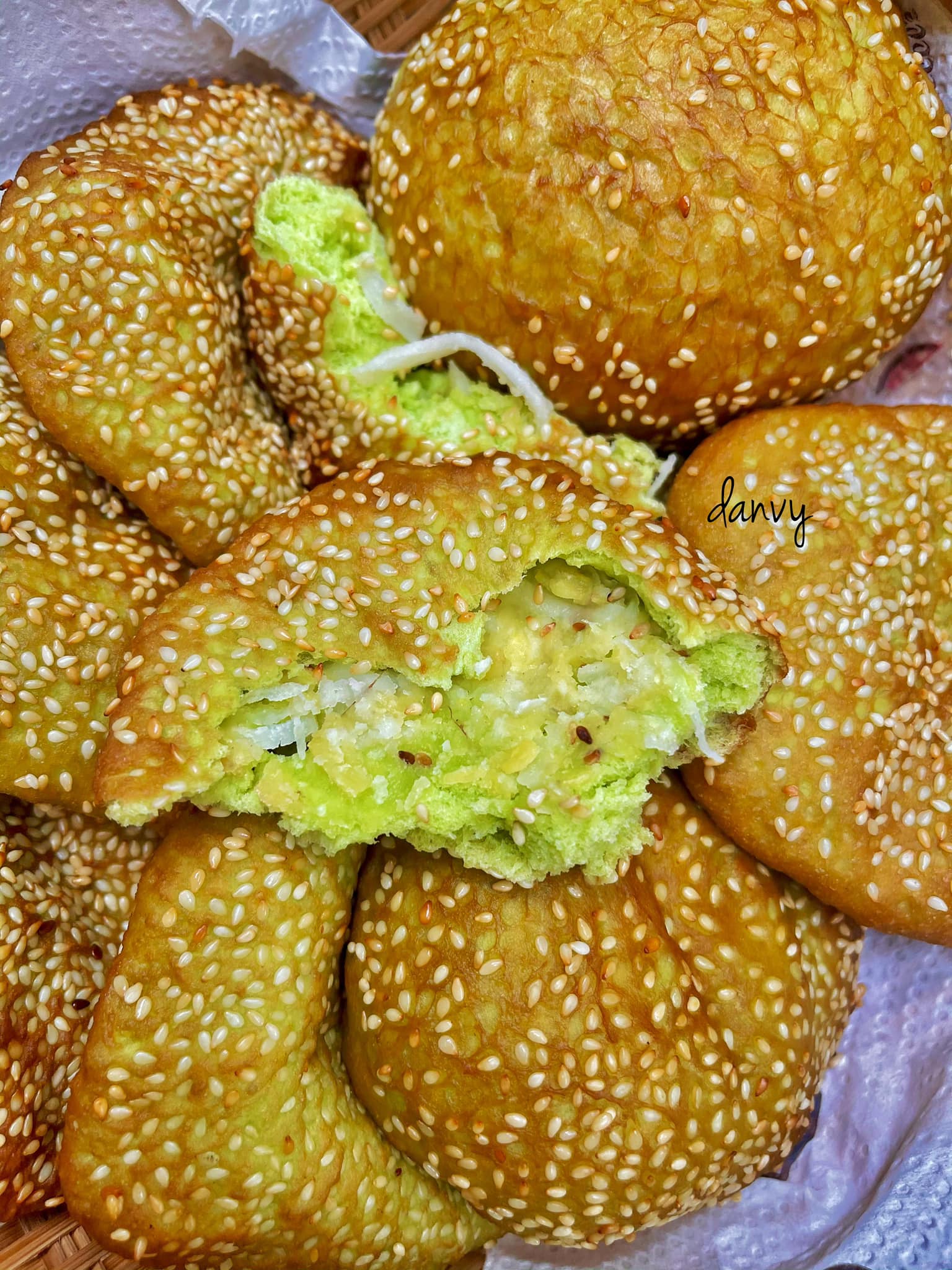 Mách bạn cách làm bánh tiêu vị lá dứa thơm giòn ngon, căng phồng - Ảnh 7. Mách bạn cách làm bánh tiêu vị lá dứa thơm giòn ngon, căng phồng - Ảnh 7.