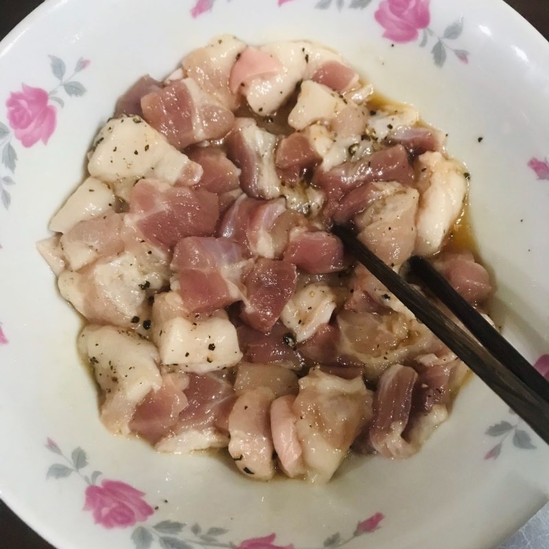 Món thịt ba chỉ kho tiêu dân dã theo cách này thơm ngon, đẹp mắt, chinh phục cả 'cái dạ dày khó tính' nhất - Ảnh 4. Món thịt ba chỉ kho tiêu dân dã theo cách này thơm ngon, đẹp mắt, chinh phục cả 'cái dạ dày khó tính' nhất - Ảnh 4.